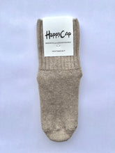 Lataa kuva Etsitkö täydellisiä sukkia, jotka pitävät lapsesi jalat lämpiminä ja liukumisen kurissa? Lasten merinovilla liukuestesukat ovat juuri sitä, mitä tarvitset! Nämä sukat on valmistettu korkealaatuisesta merinovillasta, joka tarjoaa luonnollista lämpöä, hengittävyyttä ja mukavuutta. Sukat sopivat erinomaisesti niin kotiin kuin päiväkotiin, erityisesti liukkailla pinnoilla liikkuessa.