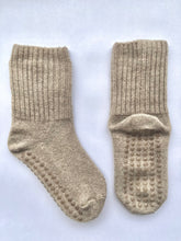 Lataa kuva Lasten merinovilla liukuestesukat ovat juuri sitä, mitä tarvitset! Nämä sukat on valmistettu korkealaatuisesta merinovillasta, joka tarjoaa luonnollista lämpöä, hengittävyyttä ja mukavuutta. Sukat sopivat erinomaisesti niin kotiin kuin päiväkotiin, erityisesti liukkailla pinnoilla liikkuessa.